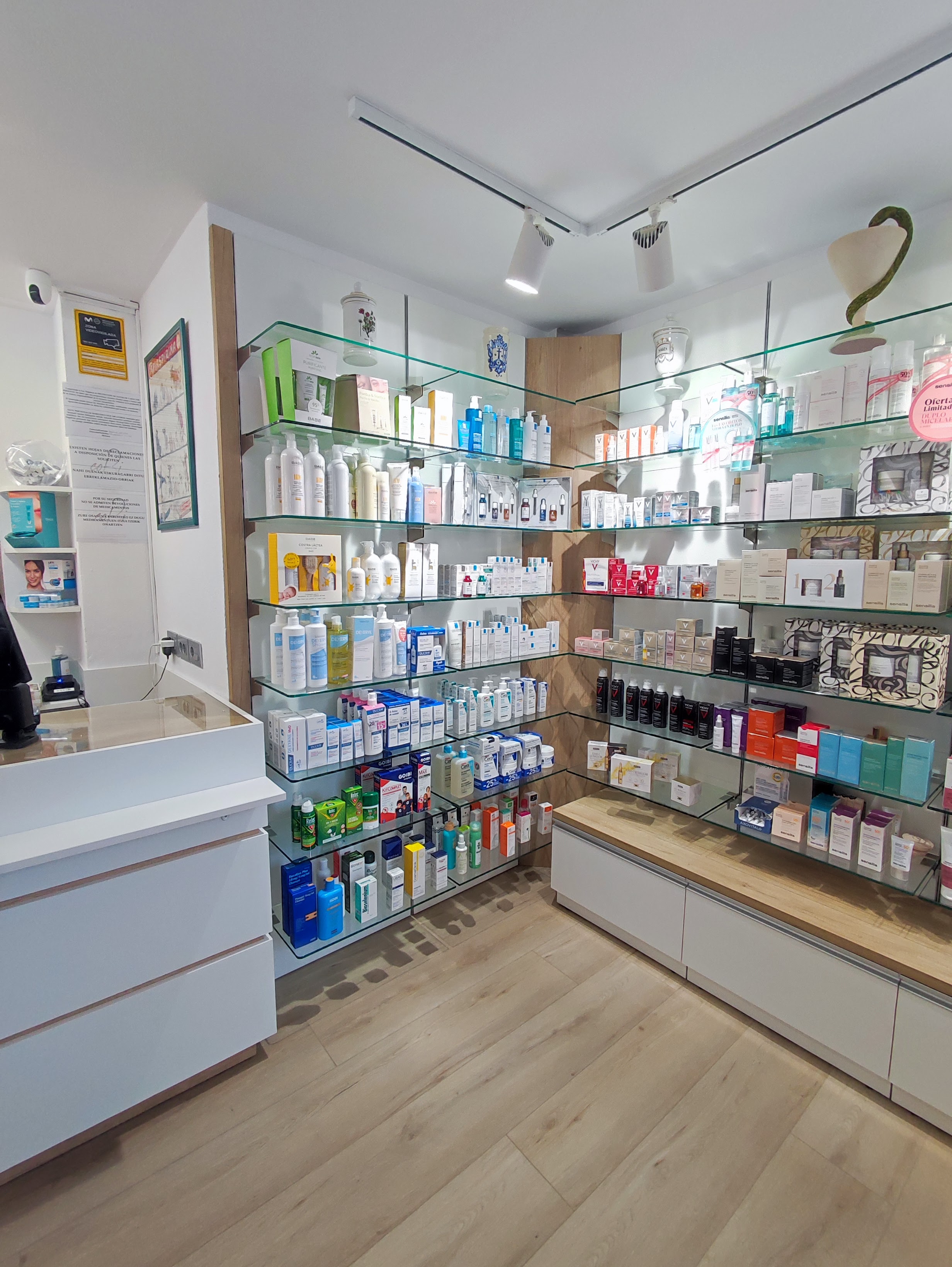 Exposición de productos Farmacia Ricardo Revilla